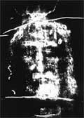 Fotografa en negativo del rostro que aparece en el Santo Sudario