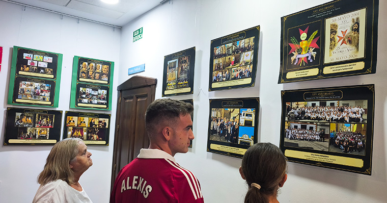 Personas contemplando los &uacute;ltimos paneles de la exposici&oacute;n de La Borriquilla de Padul