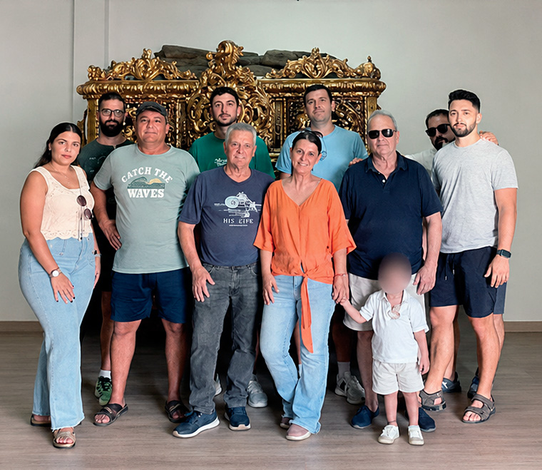 Miembros de la Hermandad del Sant&iacute;simo Cristo Crucificado de Padul junto al paso, antes de su traslado al taller para la restauraci&oacute;n y dorado.