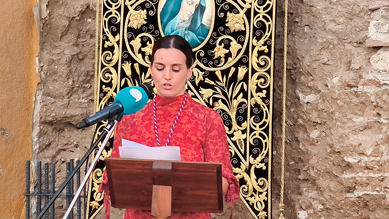 Amparo Hern&aacute;ndez Amaro interviene en el acto de la primera piedra de los Dolores de Padul