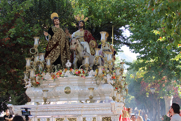Nuestro Padre Jes&uacute;s de la Victoria atravesando los jardines de la Avenida de Andaluc&iacute;a de Padul.