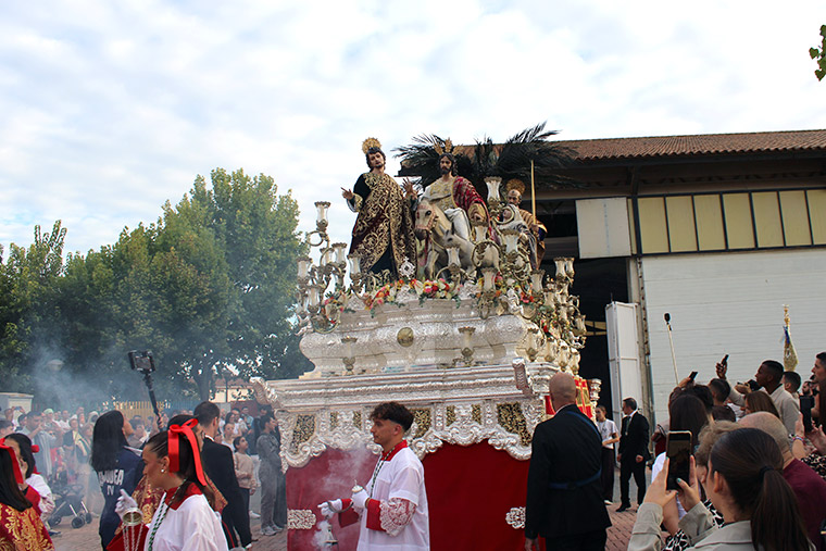 Nuestro Padre Jes&uacute;s de la Victoria al inicio del traslado extraordinario de regreso desde la carpa municipal.